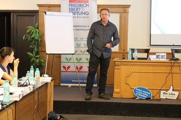 Фондация "Фридрих Еберет". Георги Бърдаров изнася  лекция по време на обучение на млади политици от различни партии.
