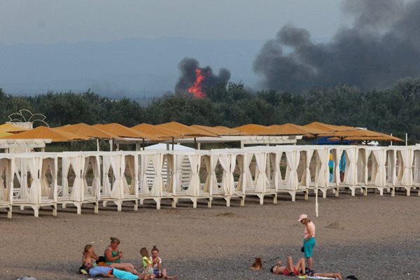 Дим се издига след поредицата от експлозии в руска военновъздушна база в Крим.