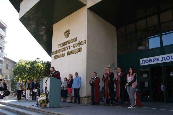 Ръководството на ТУ в Пловдив даде старт на учебната година. На церемонията присъства председателят на общинския съвет Александър Държиков.