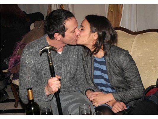 Деян и Радина се целуват на партито след премиерата на “Цахес” през януари.
