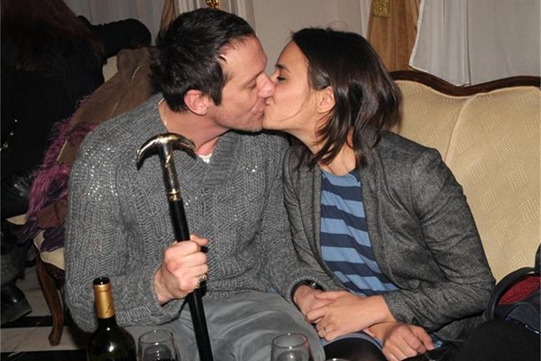 Деян и Радина се целуват на партито след премиерата на “Цахес” през януари.