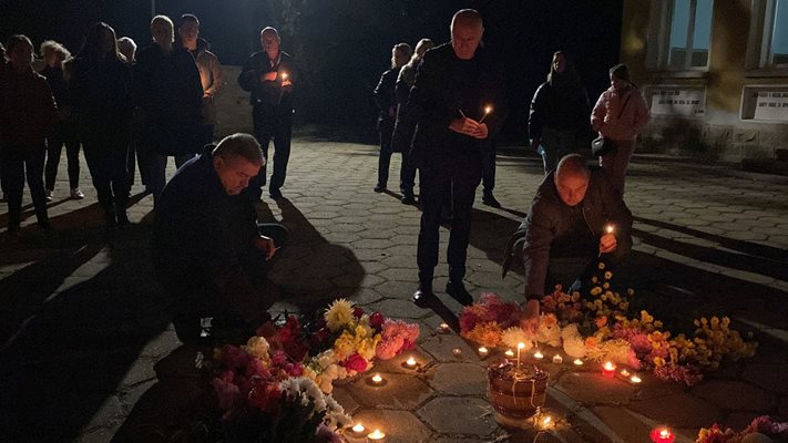 Жители на Бузовград палят свещи и носят цветя в памет на тийнейджъра.
Снимка: Ваньо Стоилов