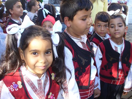 Деца-самодейци от Хрищени чакат с нетърпение да се качат и изявят на сцената на Празника на райската ябълка.
Снимка: Ваньо Стоилов