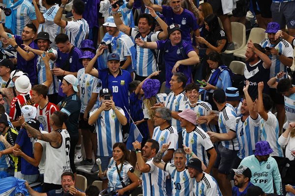 Фенове на Аржентина се радват след отпадането на Бразилия. Снимка: Ройтерс