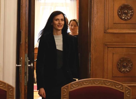 Мария Габриел влиза в залата за разговори на "Дондуков" 2 за консултацията с президента.