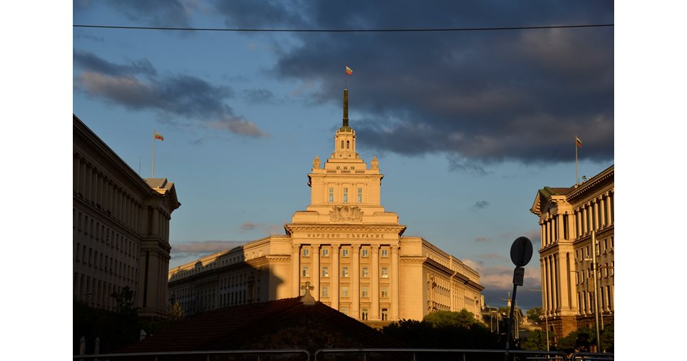 Dinkov remplace Hazarta, quitte le BSP avec l'IF. Chef Zafirov