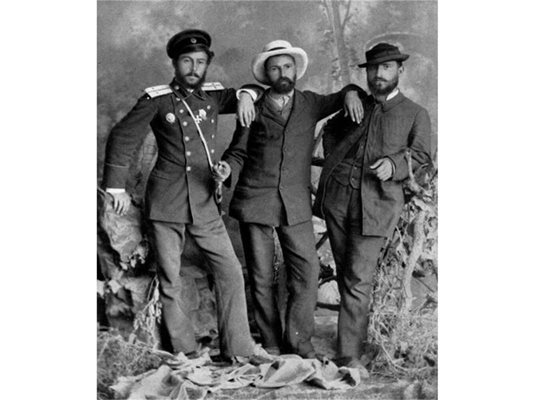 Писателят (в средата) през лятото на 1885 г. в компанията на Коста Паница и Димитър Ризов. 
СНИМКИ: АРХИВ

