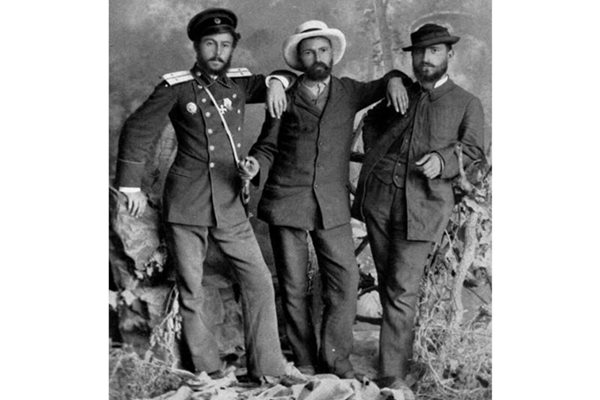 Писателят (в средата) през лятото на 1885 г. в компанията на Коста Паница и Димитър Ризов. 
СНИМКИ: АРХИВ

