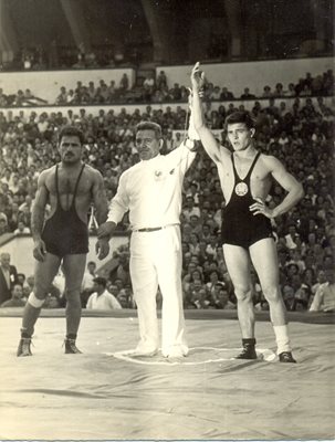 Поредна победа за Станчо Колев - световно първенство по борба през 1963 г. в София, стадион "Васил Левски".