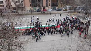 900 ученици oт Варна с рекорд за най-голямо българско знаме (Видео)