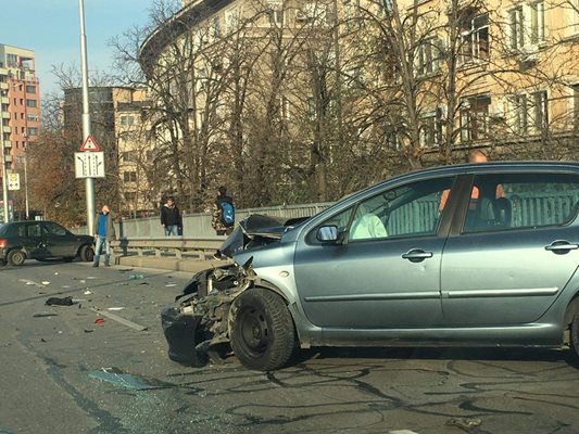 Предницата на третия автомобил е помляна