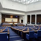 Така изглежда новата пленарна зала “Св. София”, в която банките на депутатите са на отстояние 90 см.