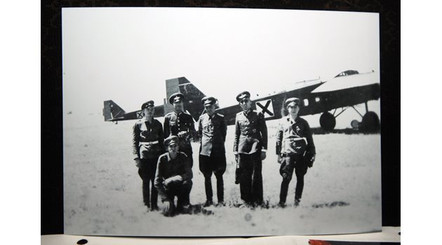 Младият летец  Дянко Марков (първият вляво) брани родното небе от вражески самолети.