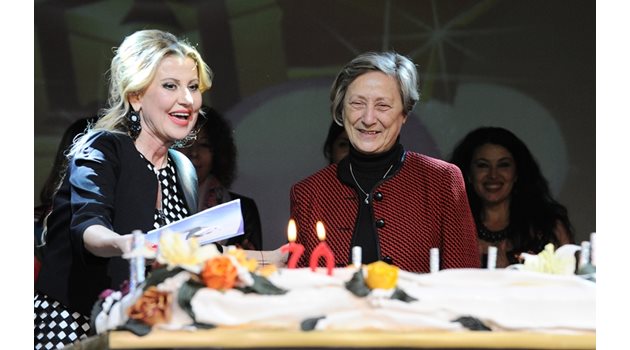 Илияна Раева подарява огромна торта от името на златните момичета на Нешка Робева и подканя треньорката юбилярка да духне свещите.