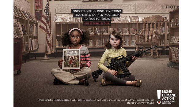 "Едно от тези деца държи в ръцете си нещо, забранено в Америка, защото застрашава сигурността. Познайте кое?" е слоган от кампания на Moms Demand Action.
