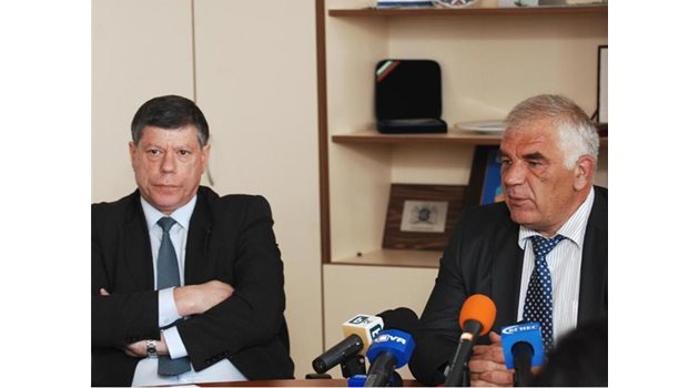 ЕКИП: Антоний Странджев и Ваньо Танов (вдясно) не се притесняват да застанат пред микрофоните.