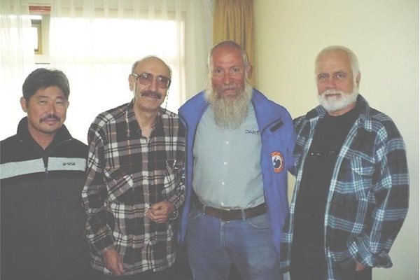 Българските учени Бойко Рангелов (вторият отляво) и Йордан Йорданов (крайният вдясно) с новите си приятели - монголския проф. Дугре и живата легенда Алехо, който от 36 г. среща Нова година на Ледения континент.