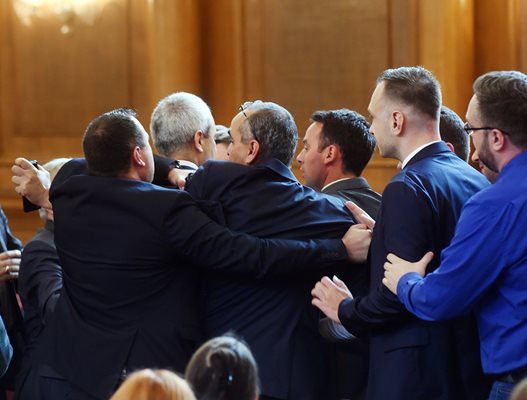 1 юни: На косъм от бой се разминаха депутатите след размяна на реплики между Искрен Митев от ПП и Костадин Костадинов от “Възраждане”.