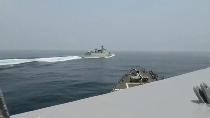 Китайски военен кораб плава близо до американския разрушител "Чун-Хун" в Тайванския проток. СНИМКА РОЙТЕРС