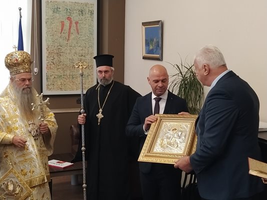 Здравко Димитров подари на наследника си икона на свети Георги Победоносец.