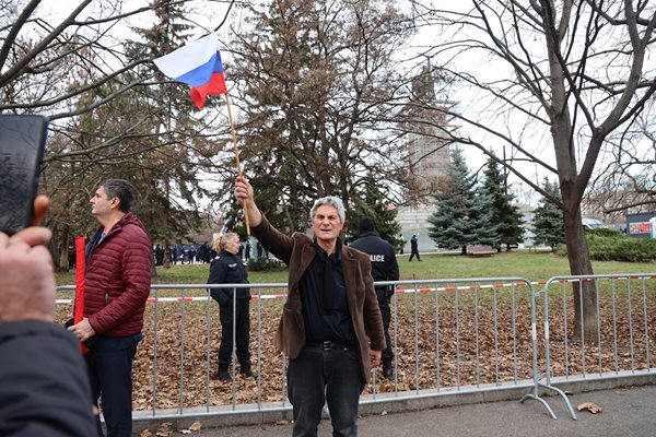 Ляв привърженик развя руското знаме.