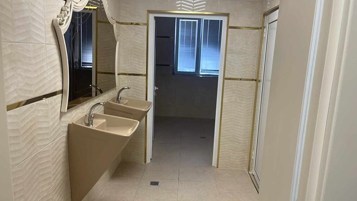 На всеки етаж има обща баня и тоалетна, разделена на мъжка и женска.