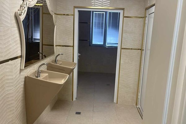 На всеки етаж има обща баня и тоалетна, разделена на мъжка и женска.