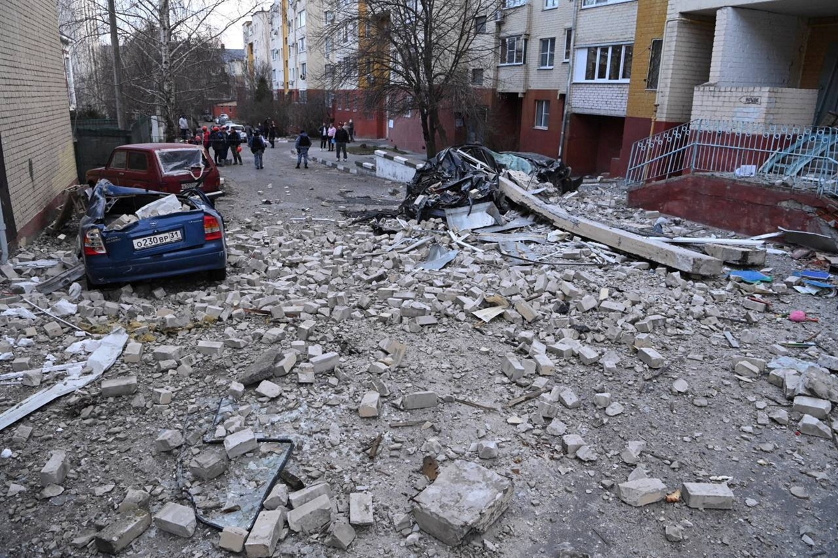 Украински дрон се вряза в жилищна сграда в Белгород, има загинал и двама пострадали