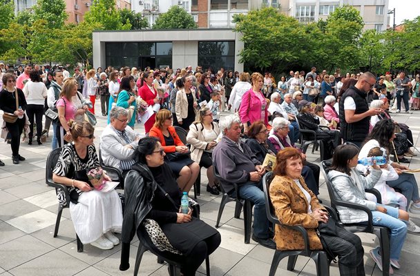 Площад "Жулиета Шишманова" със стотици несебърлии, включително и чужденци, да гледат церемонията по награждаване на учителите и културните дейци.