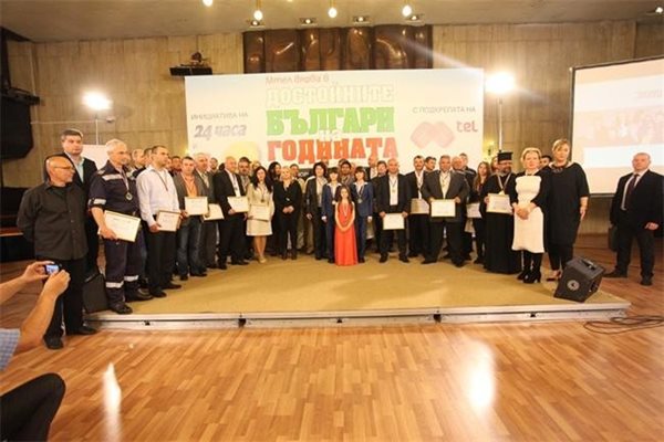 Групова снимка на наградените с премиера и министрите Снимка: Румяна Тонева