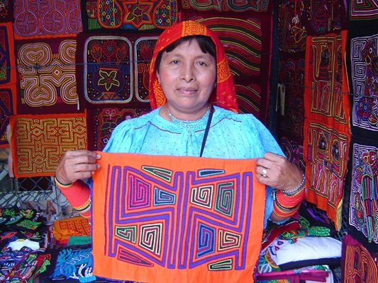 Жена от племето куна показва местните тъкани.