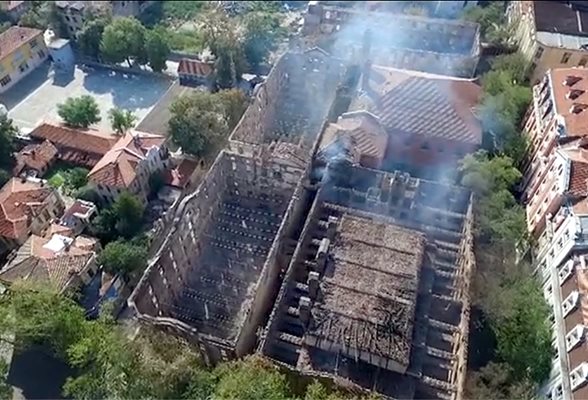 От видео, направено с дрон в неделя сутринта, се виждат щетите от опустошителния пожар в Пловдив.