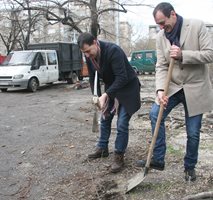 Градоначалникът Иван Тотев /вляво/ и кметът на район "Източен" Николай Чунчуков направиха първа копка за нов паркинг със 132 места. Снимки: Евгени Цветков