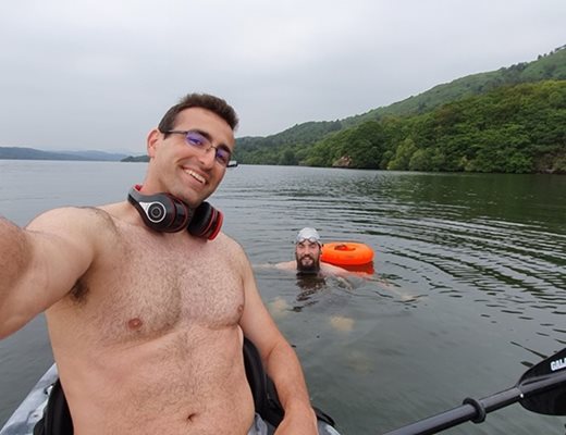 Заедно с брат си Костадин в езерото