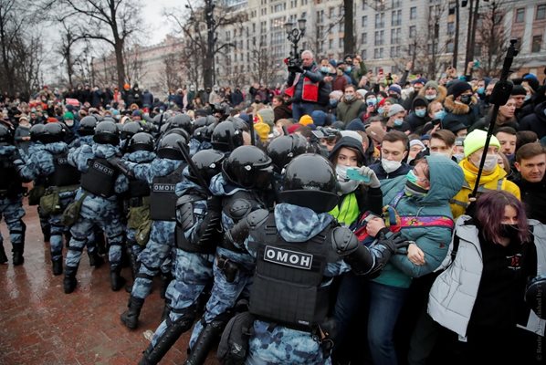 Протестът скарва Пугачова с бившия й