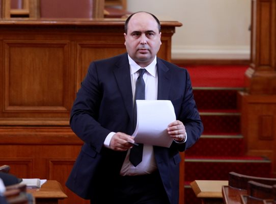 Владислав Николов е депутат от ГЕРБ в три поредни парламента.