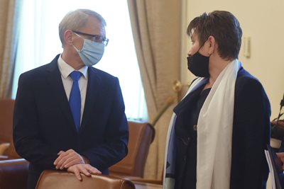 Министърът на образованието Николай Денков разговаря с икономическата Даниела Везиева на вчерашното заседание на правителството.