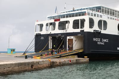 От пристанище Игуменица към остров Корфу се движат само фериботи от затворен тип