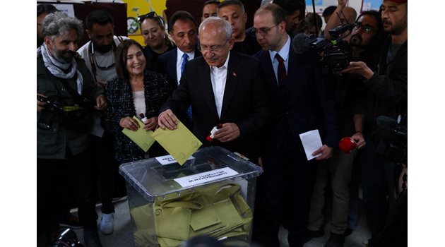 Основният опонент на Ердоган Кемал Кълъчдароглу гласува заедно със съпругата си в Анкара.