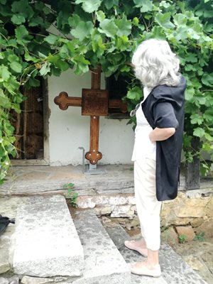 
Панталеева се опитва да пробие път до кръста пред къщичката на покойния благодетел