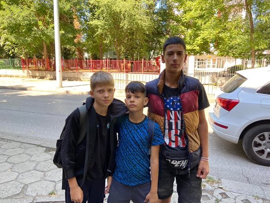 Ivaylo Tsonchev (center) said his friends vomited six times after eating in the canteen.