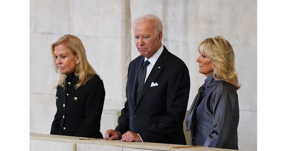 See how Joe Biden and his wife said goodbye to the queen (photos)