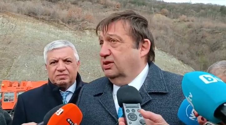 Министърът на регионалното развитие Иван Шишков заедно със заместника си Николай Шушков инспектираха започналите дейности по укрепване на свлачището преди новия тунел "Железница" на автомагистрала "Струма".