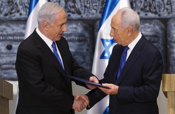 Президентът Шимон Перес (вдясно) връчва мандат на Нетаняху да състави ново правителство.