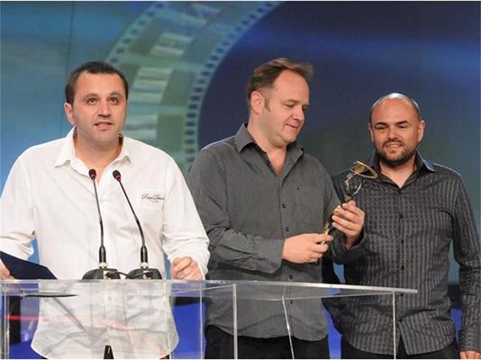 Продуцентите на "Дзифт" получават наградата за най-добър БГ филм за 2009 г. От дясно на ляво - Георги Димитров, Матей Константинов и Илиян Джевелеков.