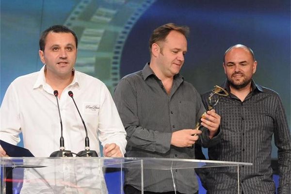 Продуцентите на "Дзифт" получават наградата за най-добър БГ филм за 2009 г. От дясно на ляво - Георги Димитров, Матей Константинов и Илиян Джевелеков.