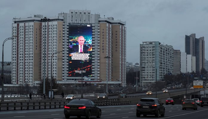 Обръщението на Путин се излъчва върху огромен екран  в Москва.
СНИМКА: РОЙТЕРС
