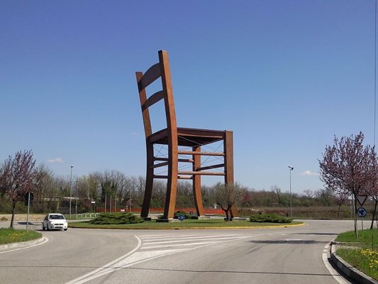Гигантският стол, който до 2016 г. красеше Манцано, беше висок 20 метра.
СНИМКА: УИКИПЕДИЯ