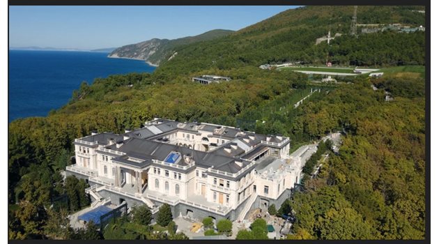 Дворецът на брега на Черно море, за който Навални твърди, че е на Путин, но Аркадий Ротенберг го обяви за своя собственост.