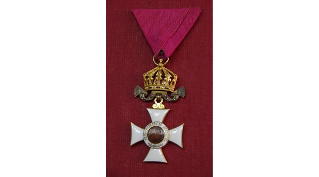 Орденът "Свети Александър", в който присъства образец на царска корона, инкрустирана със скъпоценни камъни в цветовете на българското знаме.